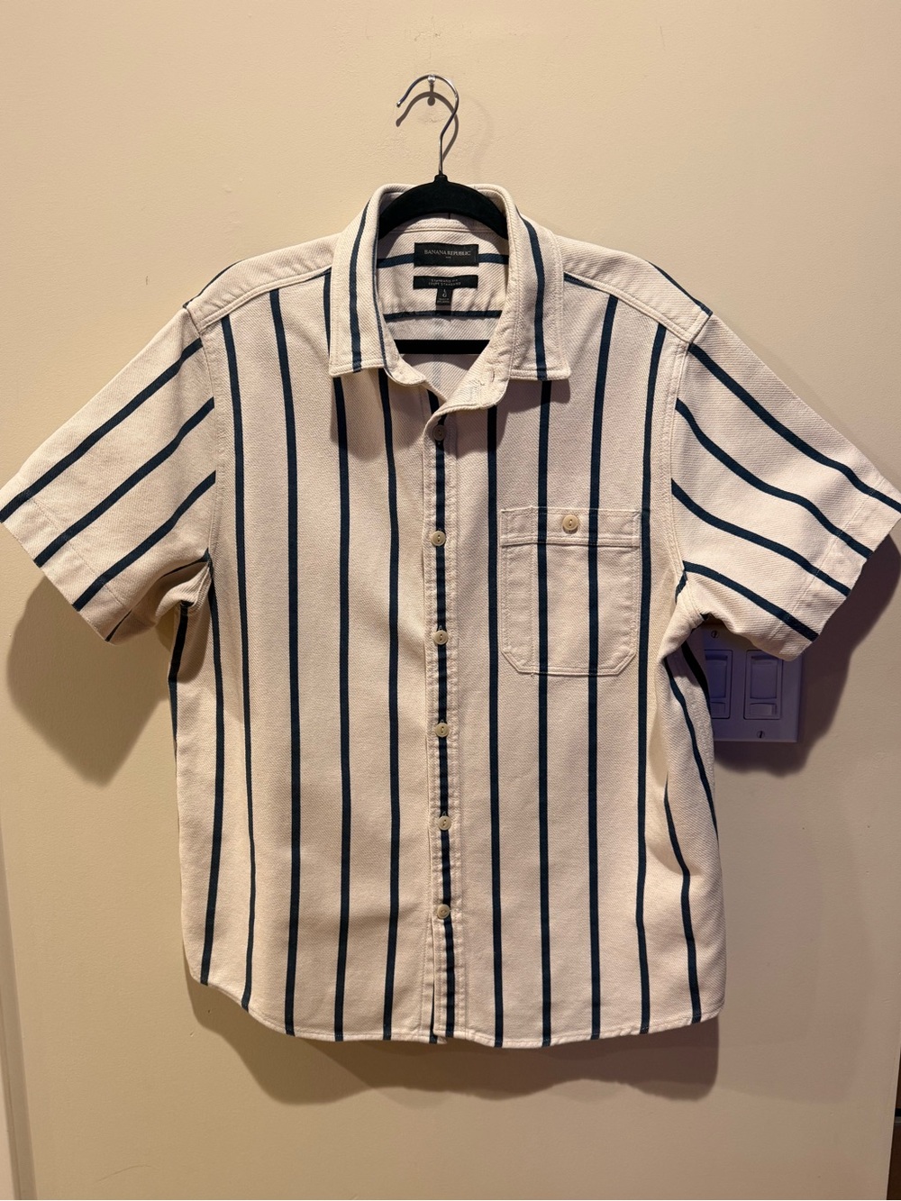 EUC Men’s Size Large canvas button down resort shirt from Banana Republic